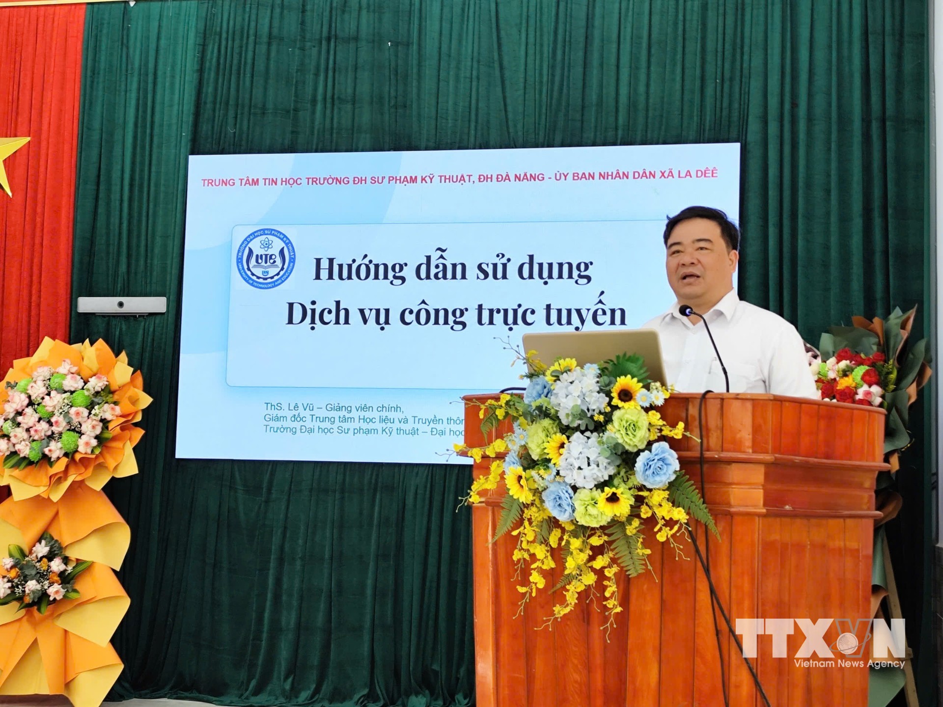 Thạc sỹ Lê Vũ, Giám đốc Trung tâm Tin học, Trường Đại học Sư phạm Kỹ thuật - Đại học Đà Nẵng, hướng dẫn người dân xã La Dêê sử dụng AI. (Ảnh: Khoa Chương/TTXVN)